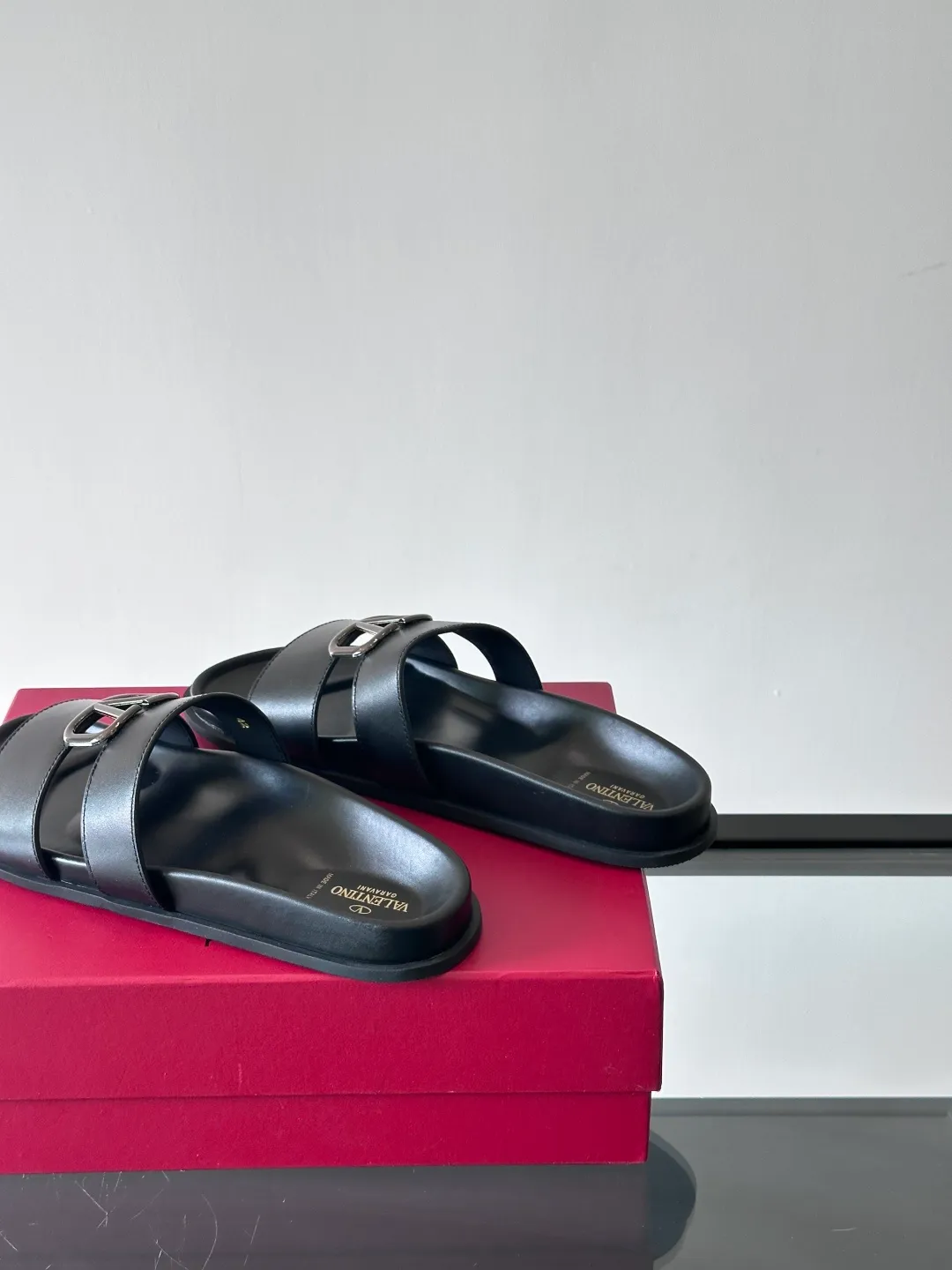 Men's shoes 💰p320 "VALENTINO" Valentino Men's 🧍‍♂️ Spring and summer new style metal rivet flat slippers, elegant sandals, the same style worn by celebrities, original molding, imported calfskin. Rubber outsole. Soft and durable, full set of counter packaging size: 39-44 (customized at 38.45.46)